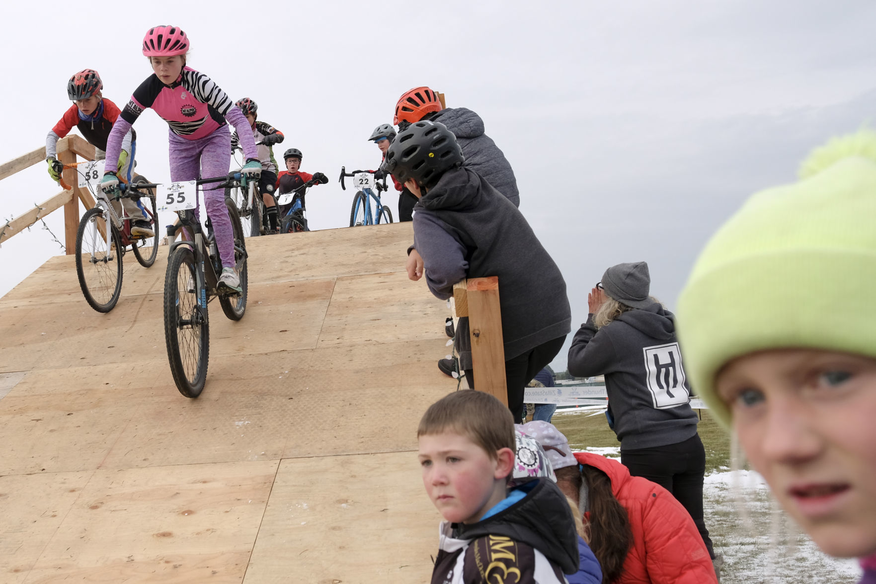 Fans cheers on junior riders
